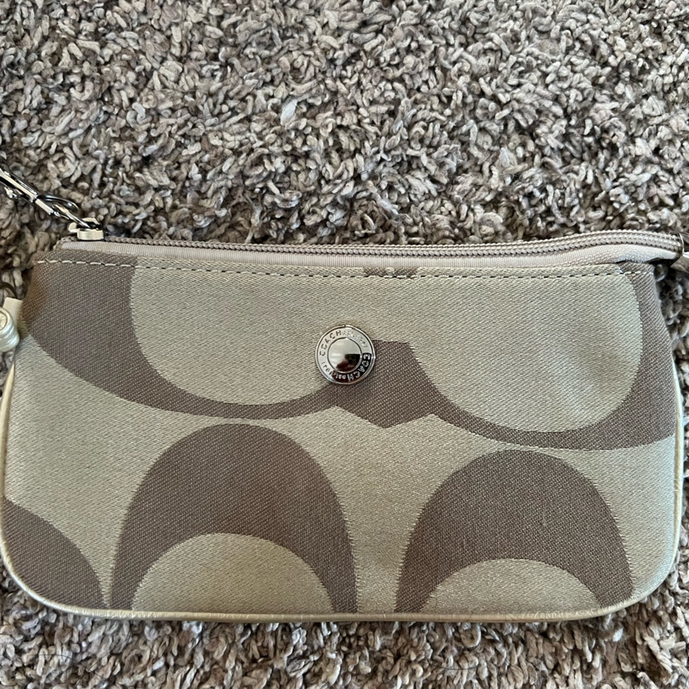 Cute Coach Wristlet with pull zipper